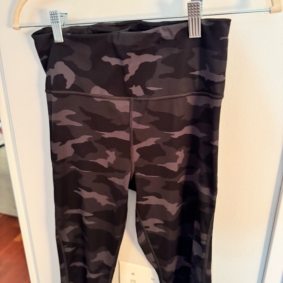 ATHLETA black camo ultimate 7/8 leggings - Picture 4 of 5